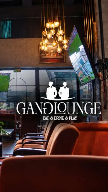 Gang Lounge gece atmosferi ve avize ışıkları çekimi